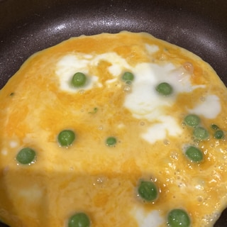 卵とグリーンピースのうす焼き卵